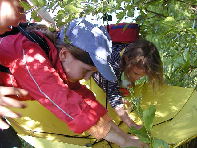 i Kinder mit Regenschirm